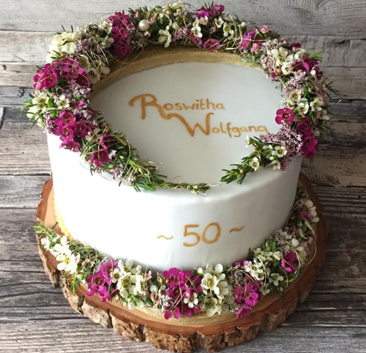 Torte mit Blumen geschmückt