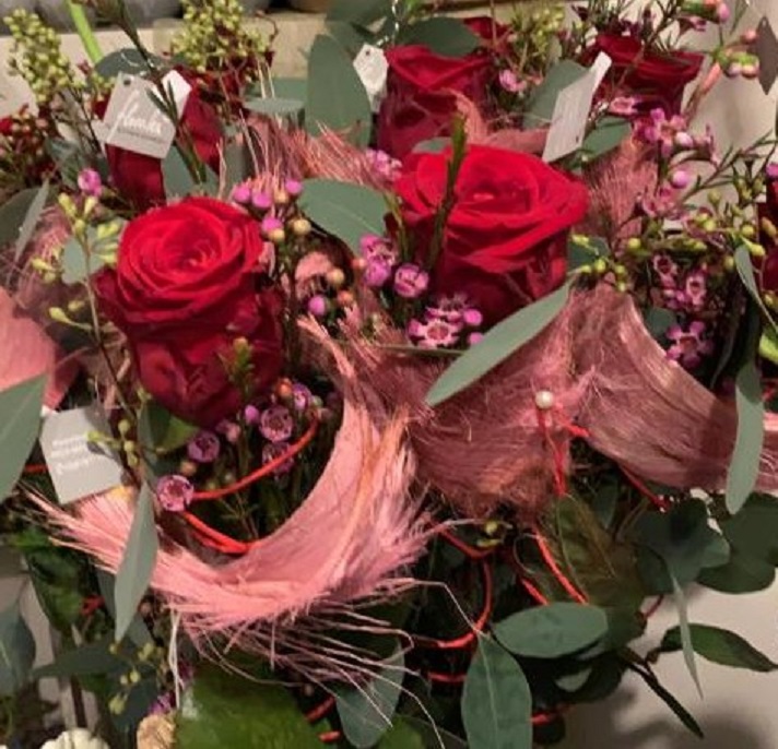 rote Rosen in Blumensträußen zum Valentinstag