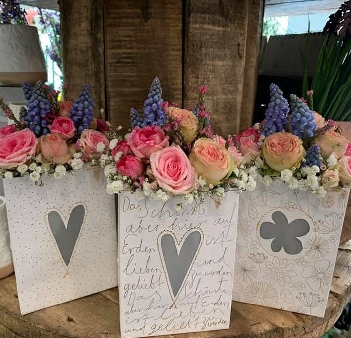 Valentinstag Blumengestecke rosa und lila
