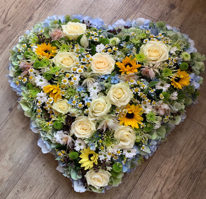 gestecktes Herz aus Blumen weiß hellblau gelb Trauerschmuck Grabschmuck