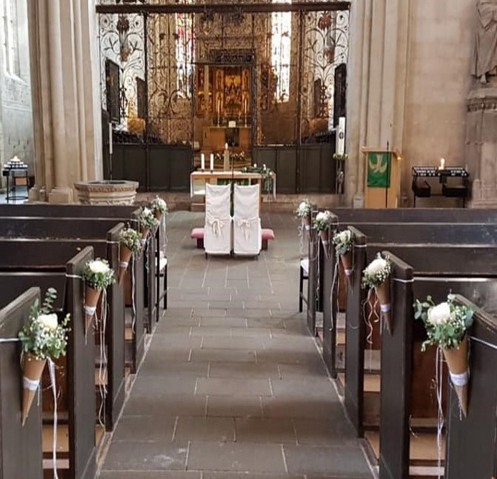 Kirchendekoration Blumen Hochzeit Füllhörner mit weißen Blüten