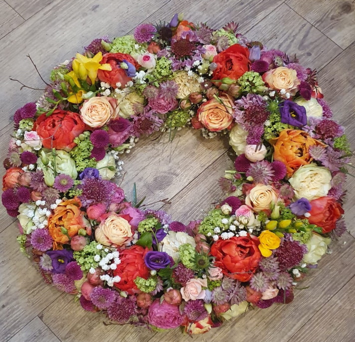 großer Trauerkranz aus frischen Blumen bunt