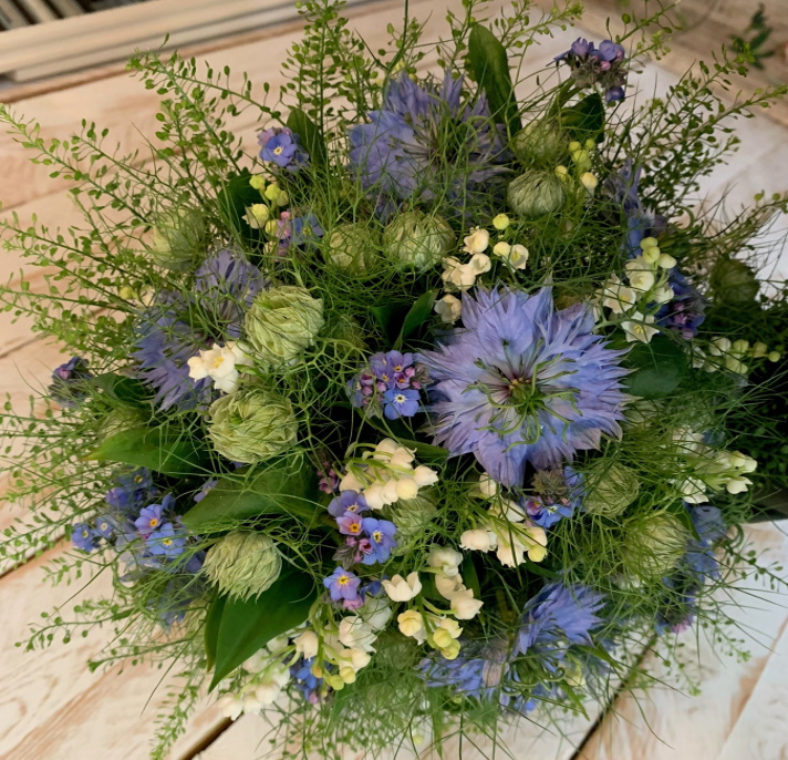 Blumen Hochzeitsgesteck blaue Kornblume weiße Maiglöckchen