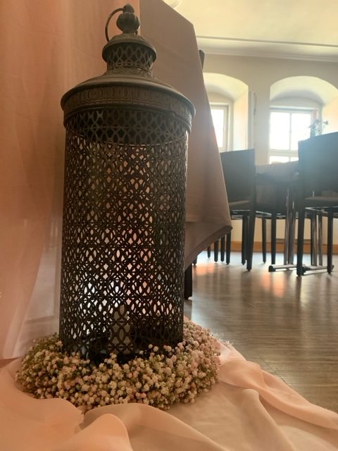 Hochzeitsdekoration Kerzenständer Metall und Blumenkranz weiß